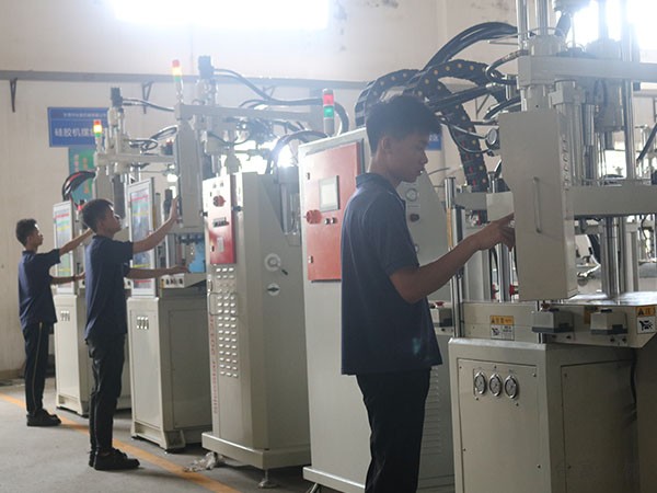 調整生產工藝，生產出高品質的立式注塑機